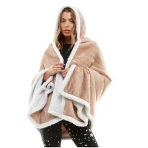 Socialite Hooded Sherpa Throw NWT 🆕